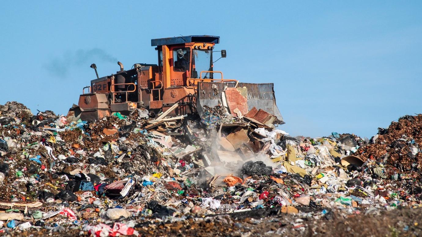 Čierne skládky zamorujú Slovensko. Z Petržalky odviezli vyše 433 ton odpadu