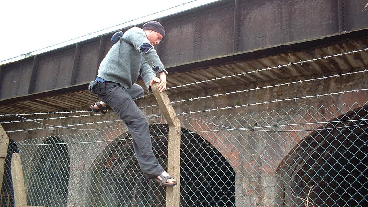 Policajti ratovali muža, ktorý visel na plote zakliesnený dolu hlavou