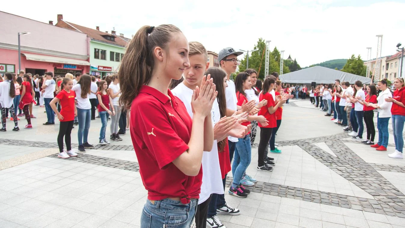 Vo Zvolene dnes tancovalo štvorylku až 700 detí