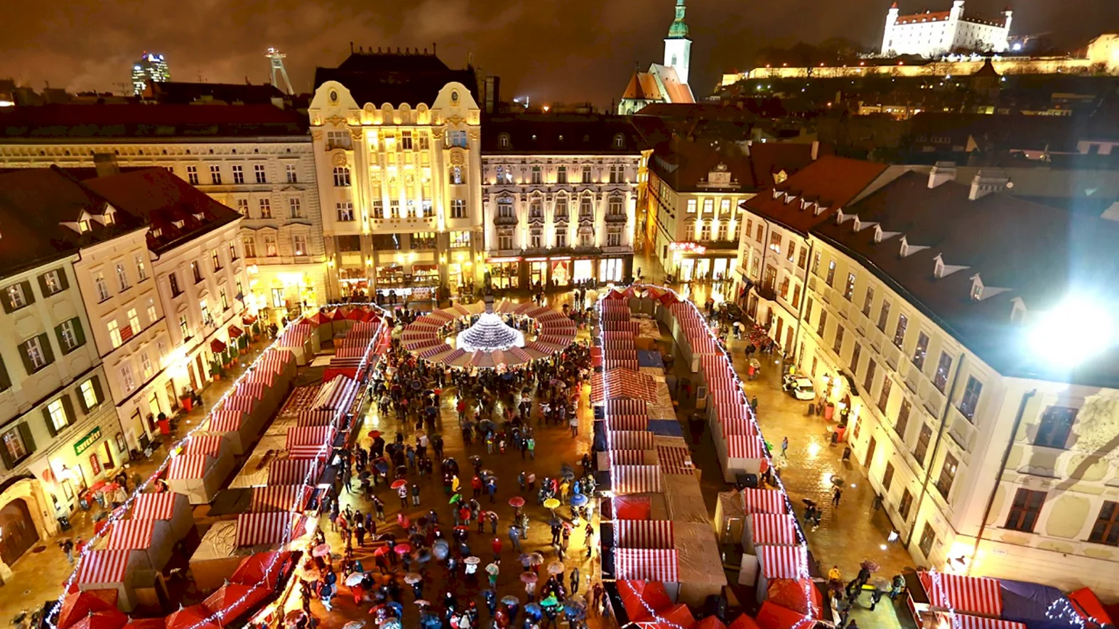 Bratislava hľadá koordinátora i brigádnikov na vianočné trhy