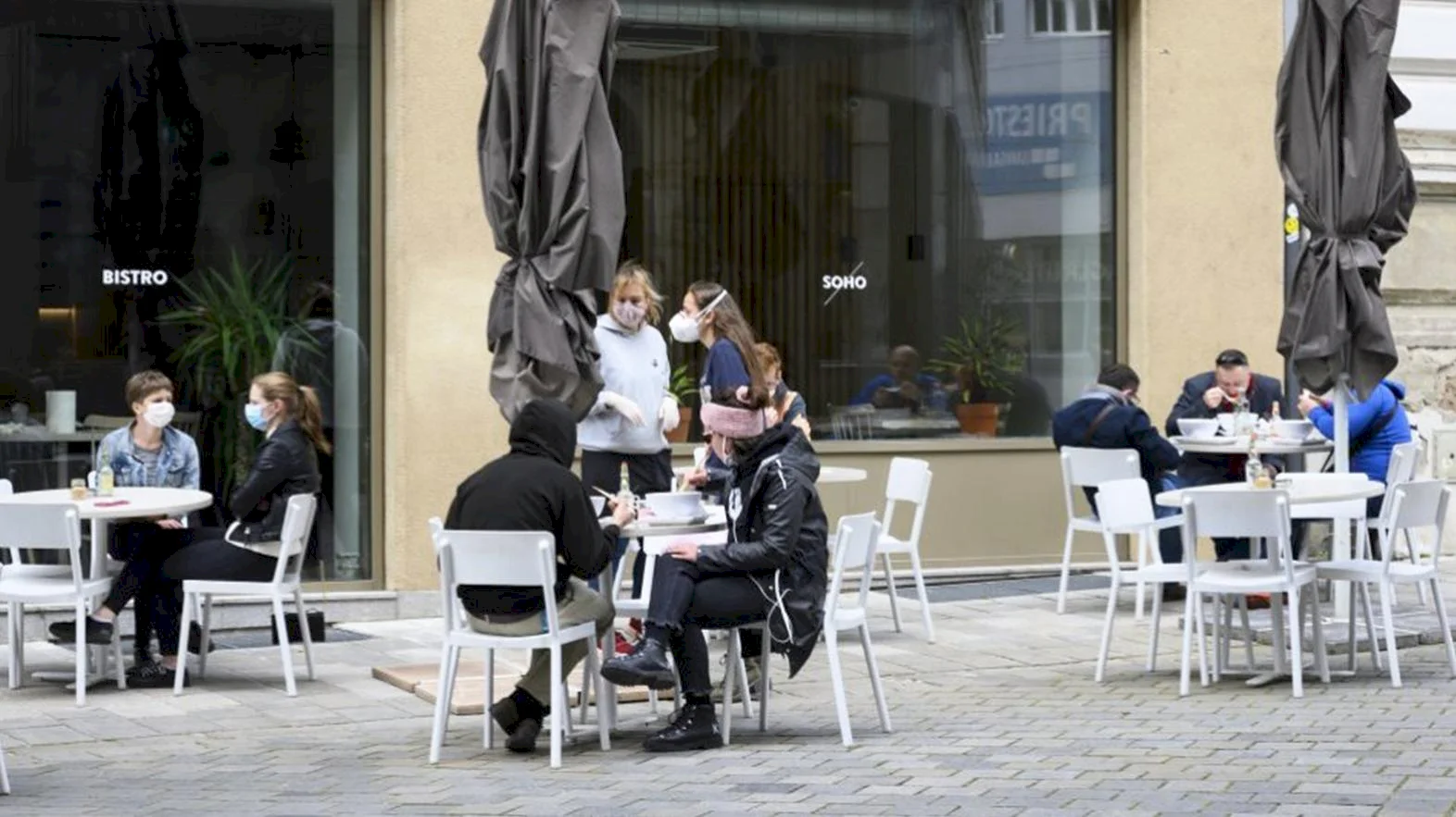 Mesto Bratislava odpustí gastronomickým prevádzkam a kaviarňam daň za terasy