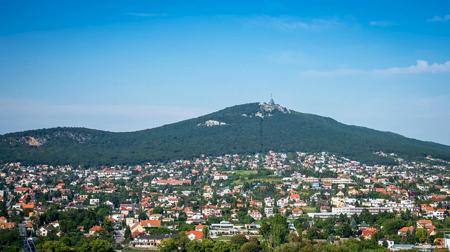 Turisti môžu využiť ponuku letných prehliadok Nitry i zoborských vrchov