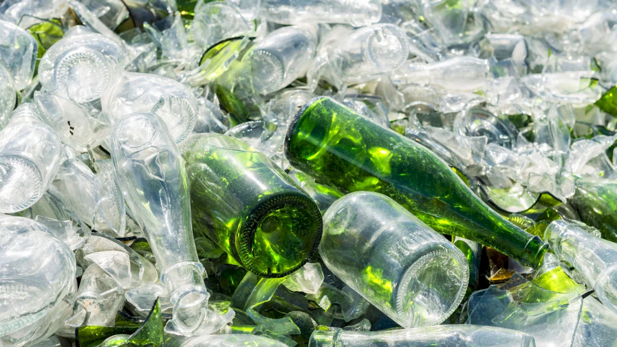 Na Slovensku chýba dostatok použitých sklenených fliaš na ich recykláciu
