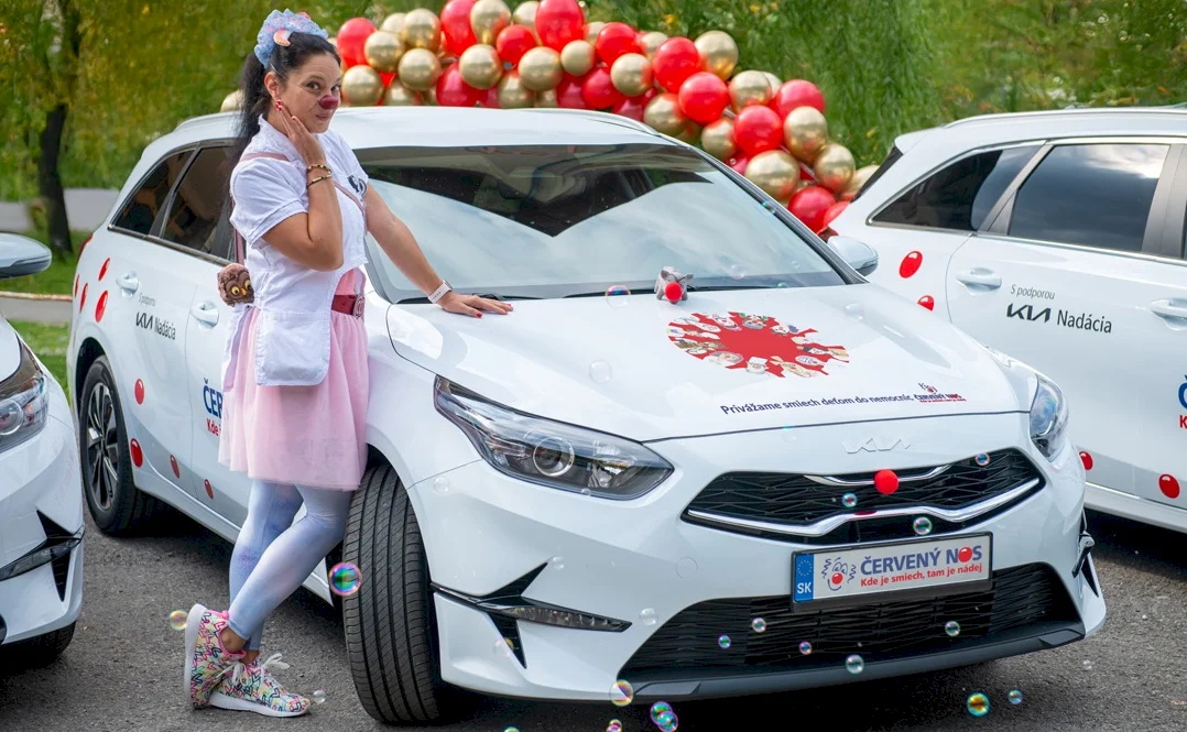 Giving Tuesday v Červenom nose – žiaci vytvorili nový outfit klaunských áut, aby potešili deti v nemocniciach