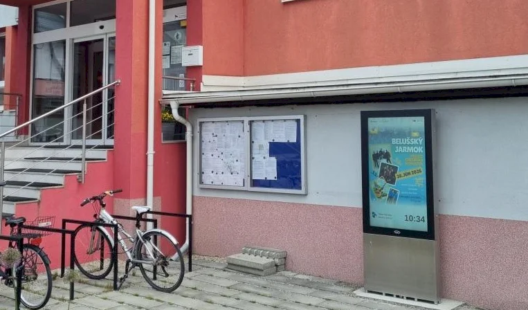 Papierové vyvesovanie úradných oznamov nahradila v Beluši digitálna tabuľa