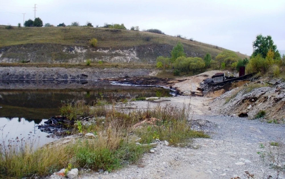 ÚVO potvrdil správnosť envirorezortu pri tendri na sanáciu gudrónových jám v obci Predajná